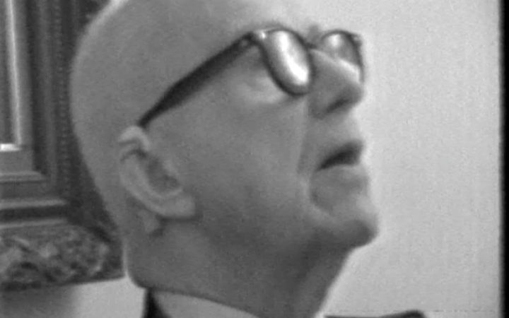Video still from »Interview with Buckminster Fuller« by the Raindance Foundation in black and white