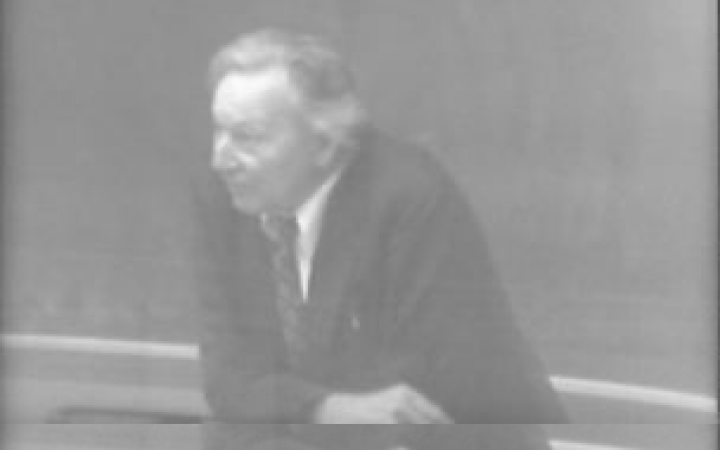 Video still from »Gregory Bateson Lecture« by the Raindance Foundation in black and white