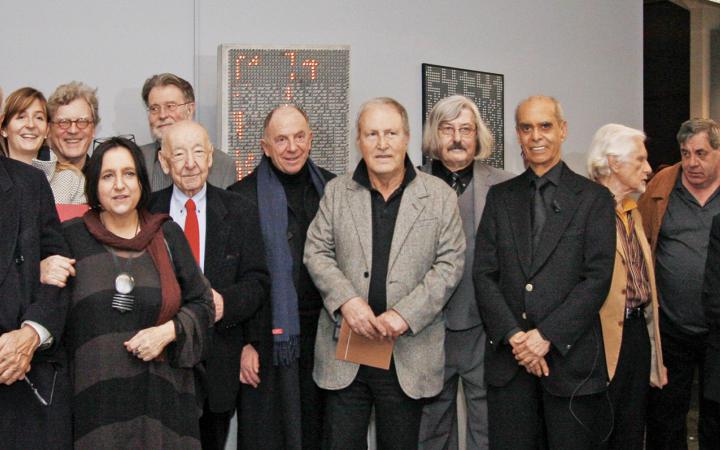 Ein Gruppenfoto der KünstlerInnen der Ausstellung »bit international«.