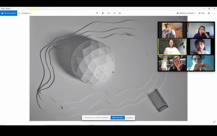 Screenshot eines Zoom-Calls: Sechs Personen besprechen ein Foto, das eine weiße Modellskulptur auf weißem Grund zeigt. Das Bild ist im Rahmen der Kulturakademie Baden-Württemberg 2020/21 entstanden.