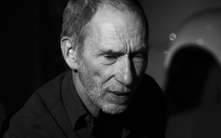 Ein schwarz-weißes Foto zeigt Frieder Nake mit konzentriertem Blick.