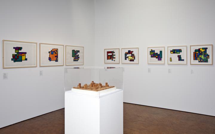 Blick in die Ausstellung »Hiroshi Kawano. Der Philosoph am Computer«, 2011.