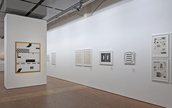 Blick in die Ausstellung mit dem Titel »Der Algorithmus des Manfred Mohr«