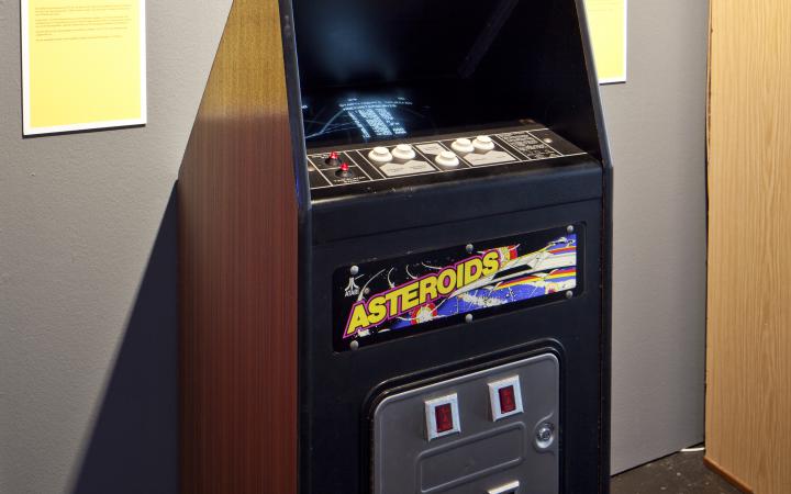 Ein Spielautomat mit der Aufschrift »Asteroids«