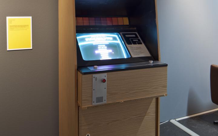 Ein Spielautomat mit der Aufschrift »Poly-Play«