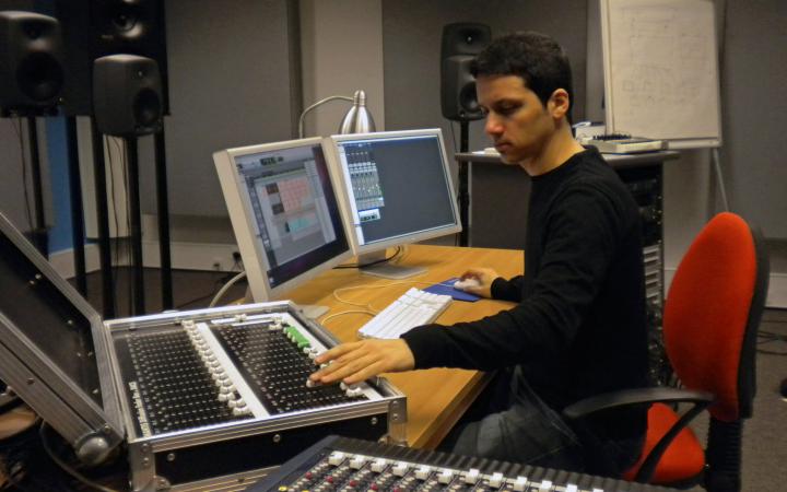 Ignacio Pecino vor Computern und Soundreglern