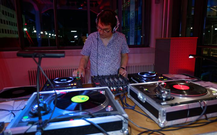 DJ Zipo während eines DJ-Sets auf dem ZKM_Musikbalkon im Rahmen des Festivals »Sonic Experiments« im Juli 2015.