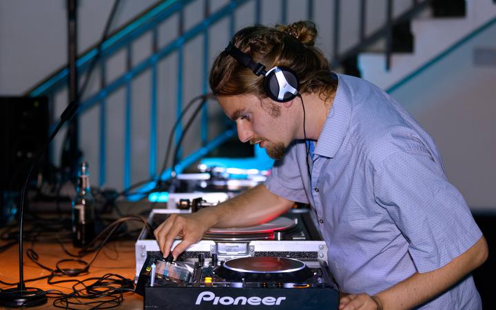DJ Friday Dunard während eines DJ-Sets auf dem ZKM_Musikbalkon im Rahmen des Festivals »Sonic Experiments« im Juli 2015.