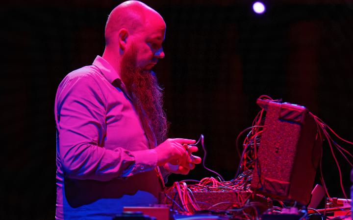 The photo shows the sound artist and musician Keith Whitman during his performance at festival »sonic experiments« in July 2015.