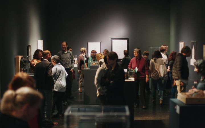 Eine Menschenmenge in einer Ausstellung