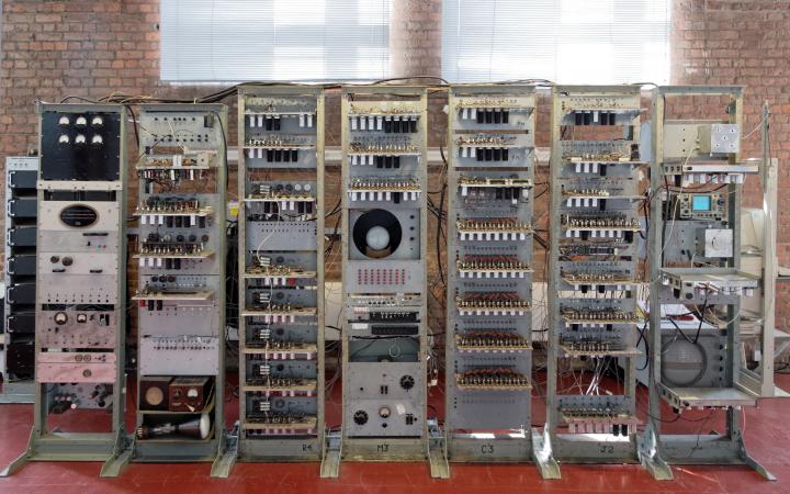 Zu sehen ist eine Rekonstruktion der »Manchester Baby«, des ersten Computers der Welt