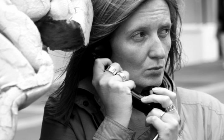 Ein schwarz-weiß Bild einer Frau, die ein Schnurtelefon hält