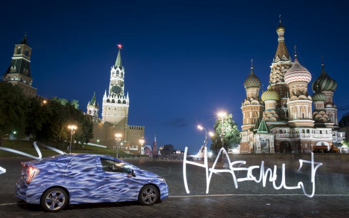 Ein Auto auf einem Platz in Russland