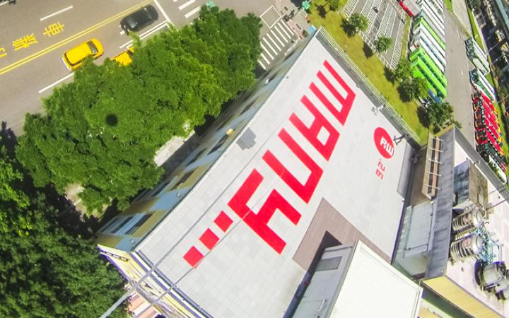 Das Wort "Many" in roten Buchstaben auf einem Dach