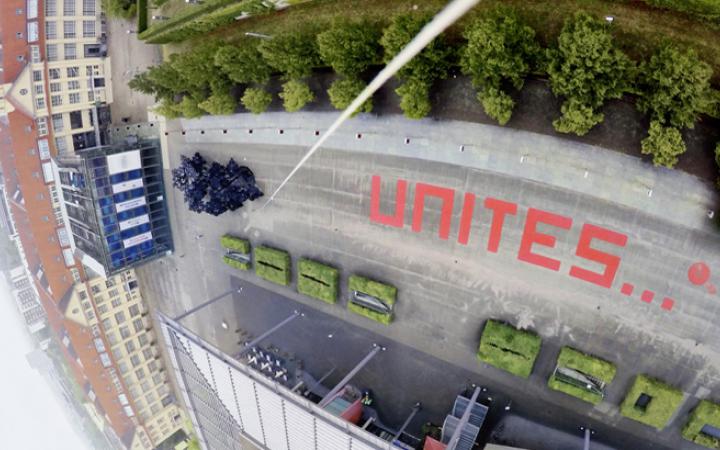 Das Worte "unites" in roten Buchstaben auf dem ZKM_Vorplatz