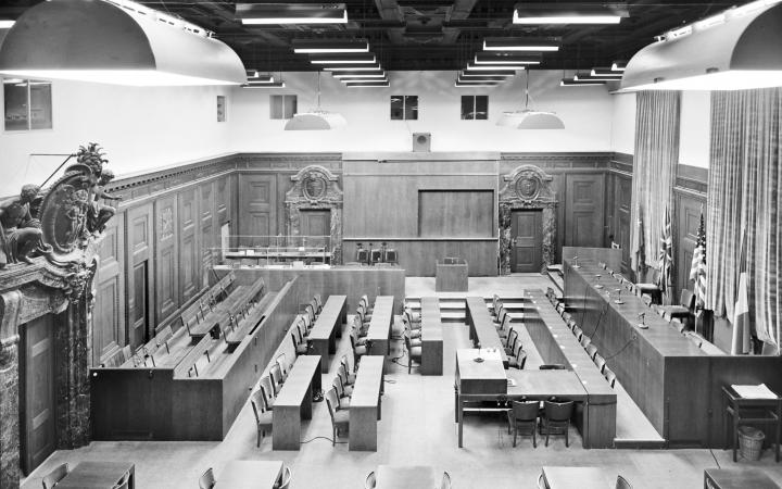 Schwarz-weiße Fotografie aus dem Jahr 1945, die den leeren Raum 600 des Nürnberger Justizpalastes zeigt.