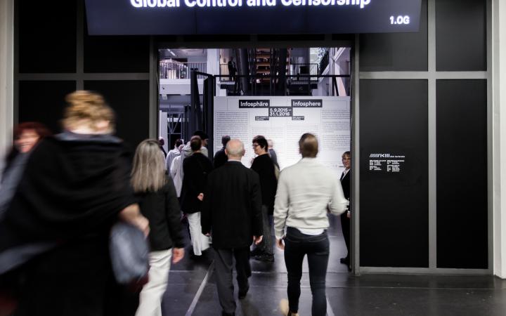 Menschen laufen auf durch eine Tür über der "GLOBAL CONTROL AMD CENSORSHIP" steht