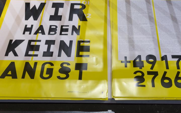 Ein gelb-weißes Transparent auf dem steht: "Wir haben keine Angst" und eine Telefonnummer
