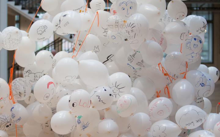Viele bemalte weiße Luftballons