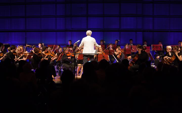 David Amram vor einem Orchester