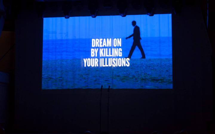 Weißer Text auf blauem Grund: Dream on by killing your illusions