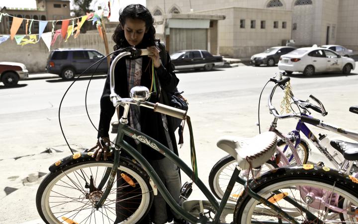 Ein Mädchen steht vor einem Fahrrad