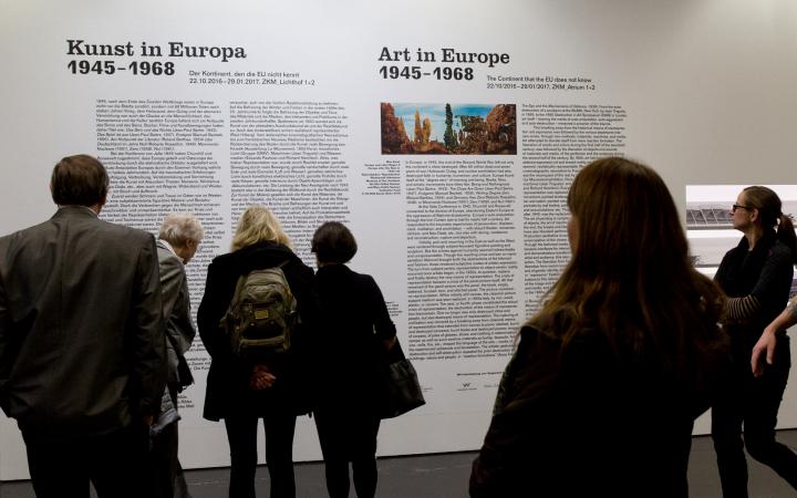 Visitors in the exhibition »Art in Europe 1945-1968«