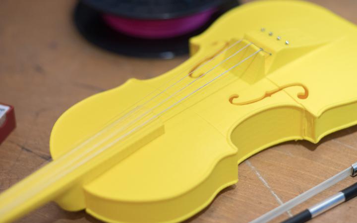 Eine gelbe Geige aus dem 3-D-Drucker