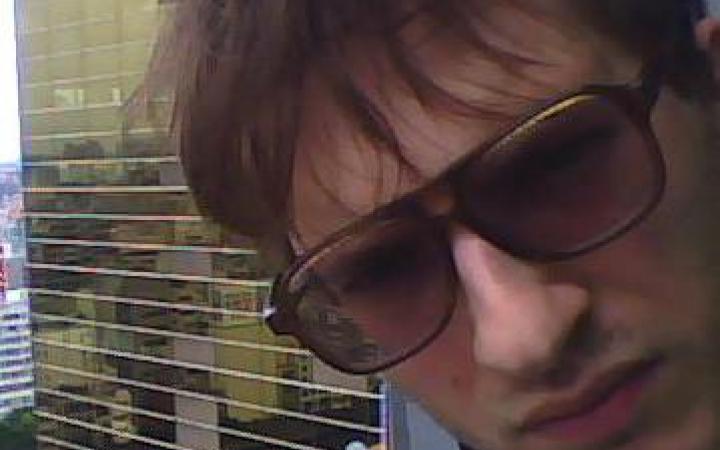 Selfie eines Mannes mit Sonnenbrille