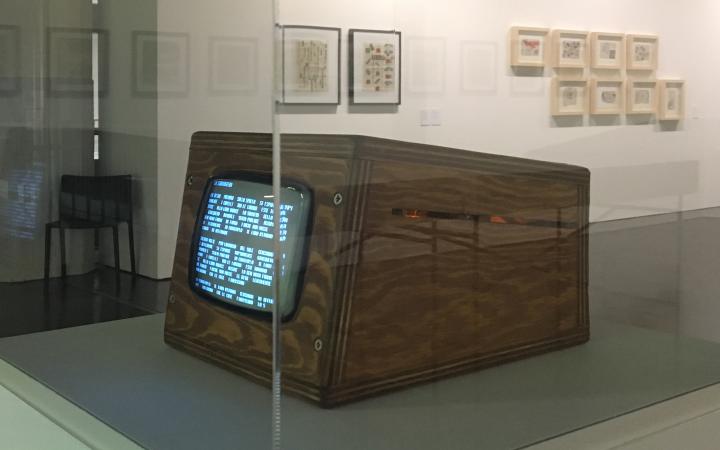Foto der Rekonstruktion des Gedichts »Tape Mark I« von Nanni Balestrini: eine kleine Holzkiste mit einem Bildschirm