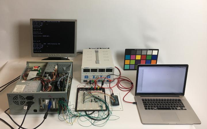 Ein Computer und elektronische Werkzeuge auf einem Tisch.