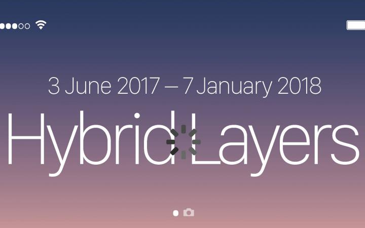 White lettering »Hybrid Layers« on a gradient from dark blue to pink