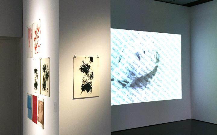 Blick in die Ausstellung »Hansjörg Mayer. The Smell of Ink«