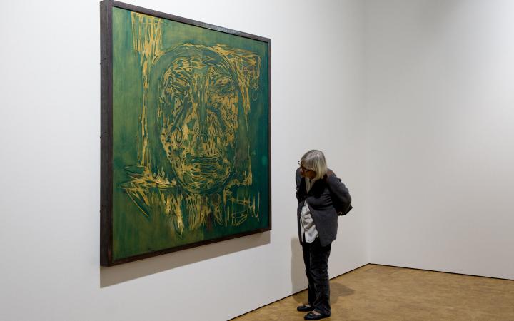Das Bild zeigt eine Besucherin vor einem Gemälde Lüpertz'