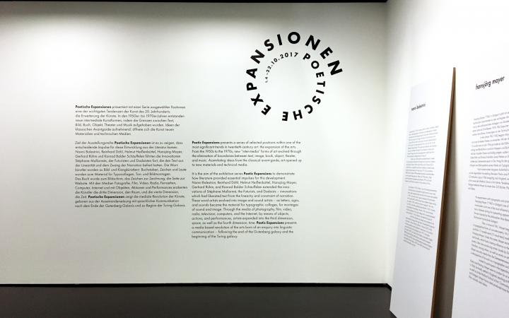Eingangsraum der Ausstellung »Poetische Expansionen«