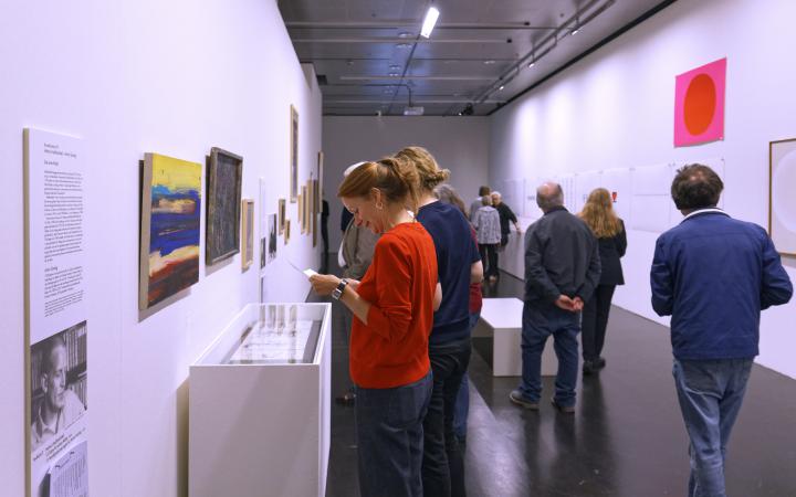 Besucherin in der Ausstellung »Helmut Heißenbüttel: schreiben sammeln senden«