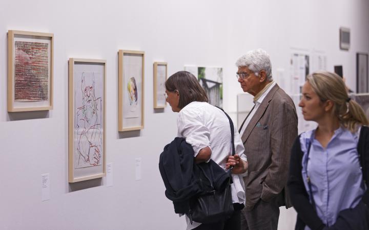Visitors at the exhibition »Helmut Heißenbüttel: schreiben sammeln senden«
