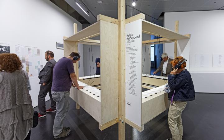Blick in die Ausstellung »Helmut Heißenbüttel: schreiben sammeln senden«