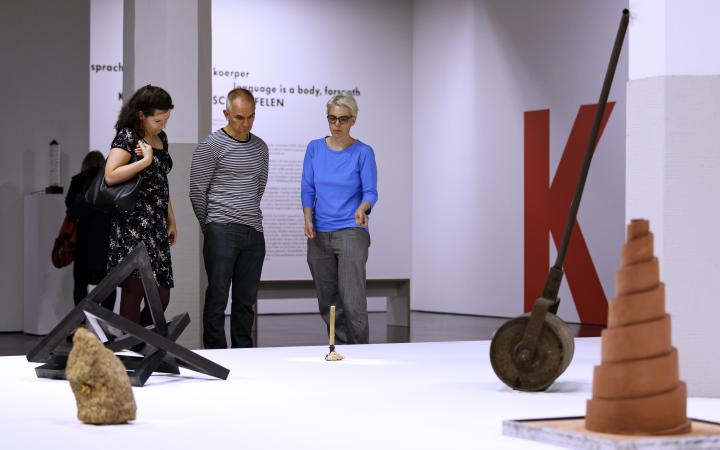 Visitors to the exhibition »Konrad Balder Schäuffelen: language is a body, forsooth«