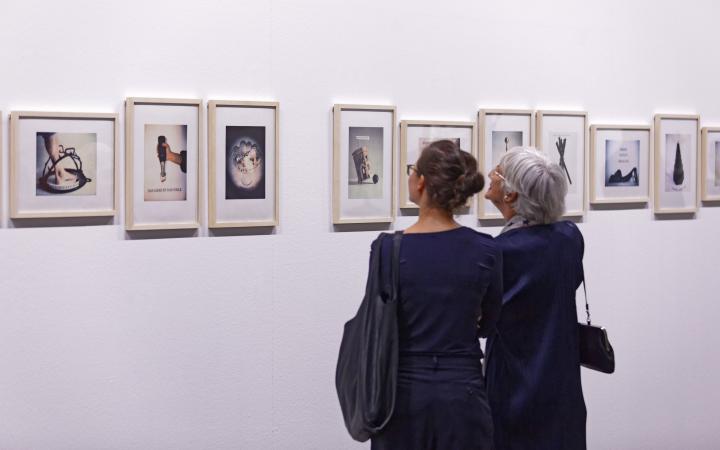 Besucher in der Ausstellung »Konrad Balder Schäuffelen: sprache ist fuer wahr ein koerper«