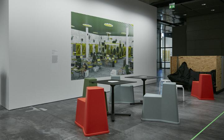 Blick in die Ausstellung »Learning Takes Place«
