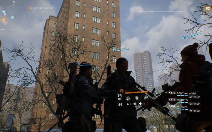 Bewaffnete Avatare im Egoshooter »Tom Clancy's: The Division« sehen sich die Architektur im Videospiel an 