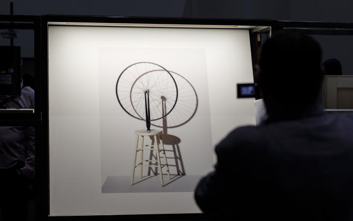 Blick in die Ausstellung »Kunst in Bewegung. 100 Meisterwerke mit und durch Medien«