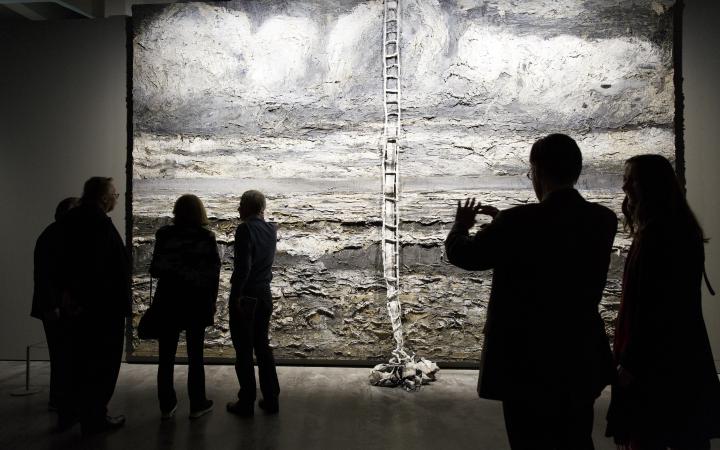 Visitors in front of the large slate of Anselm Kiefer. 