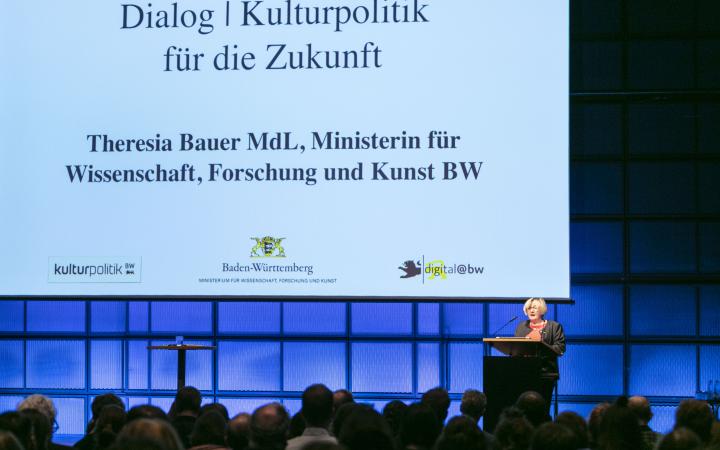 Welcoming of Minister Theresia Bauer at an event within the forum »Digitale Welten BW«