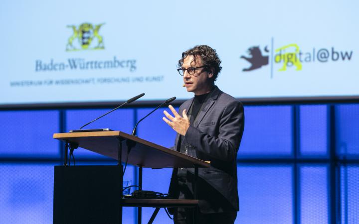 Zu sehen ist die Moderation von Dr. Tobias Wall bei einer Veranstaltung im Rahmen des Forums »Digitale Welten BW«