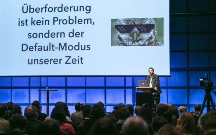 Zu sehen ist Dirk von Gehlen, der einen Vortrag bei einer Veranstaltung im Rahmen des Forums »Digitale Welten BW« hält.