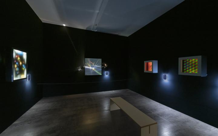 Blick in die Ausstellung auf verschiedene Lichtkunstwerke