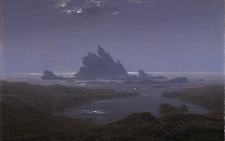 Gemälde in Blautönen. Im Vordergrund ist eine felsige Küste zu sehen. Im Hintergrund ein Felsenriff im Meer.