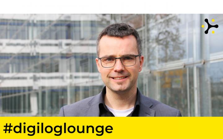 Porträt von Prof. Dr. Marc Debus vor dem Mannheimer Zentrum für Europäische Sozialforschung (MZES). Über dem Bild liegt das Banner "#digiloglounge".